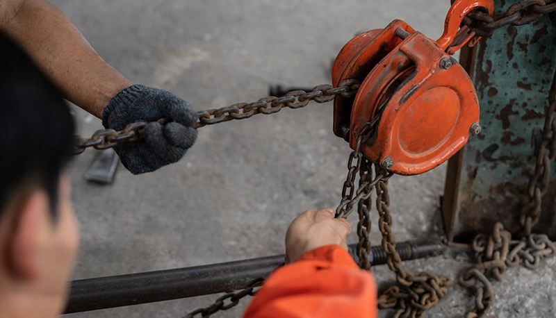 Automobile workshop garage trailer chain hoist